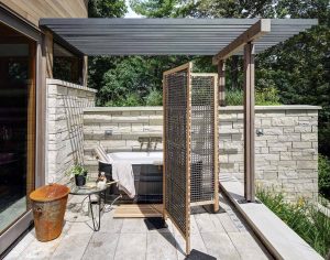outdoor bath with a privacy partition