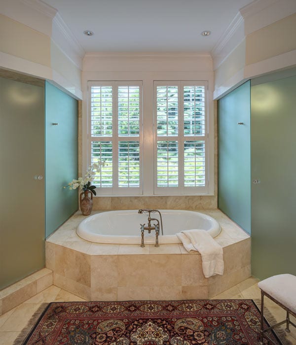 picture of a tub in a master bathroom